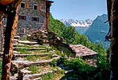 Val Bregaglia - Savogno. Tra gli angusti viottoli lo sguardo a volte si apre sulle cime del versante meridionale della Val Bregaglia.